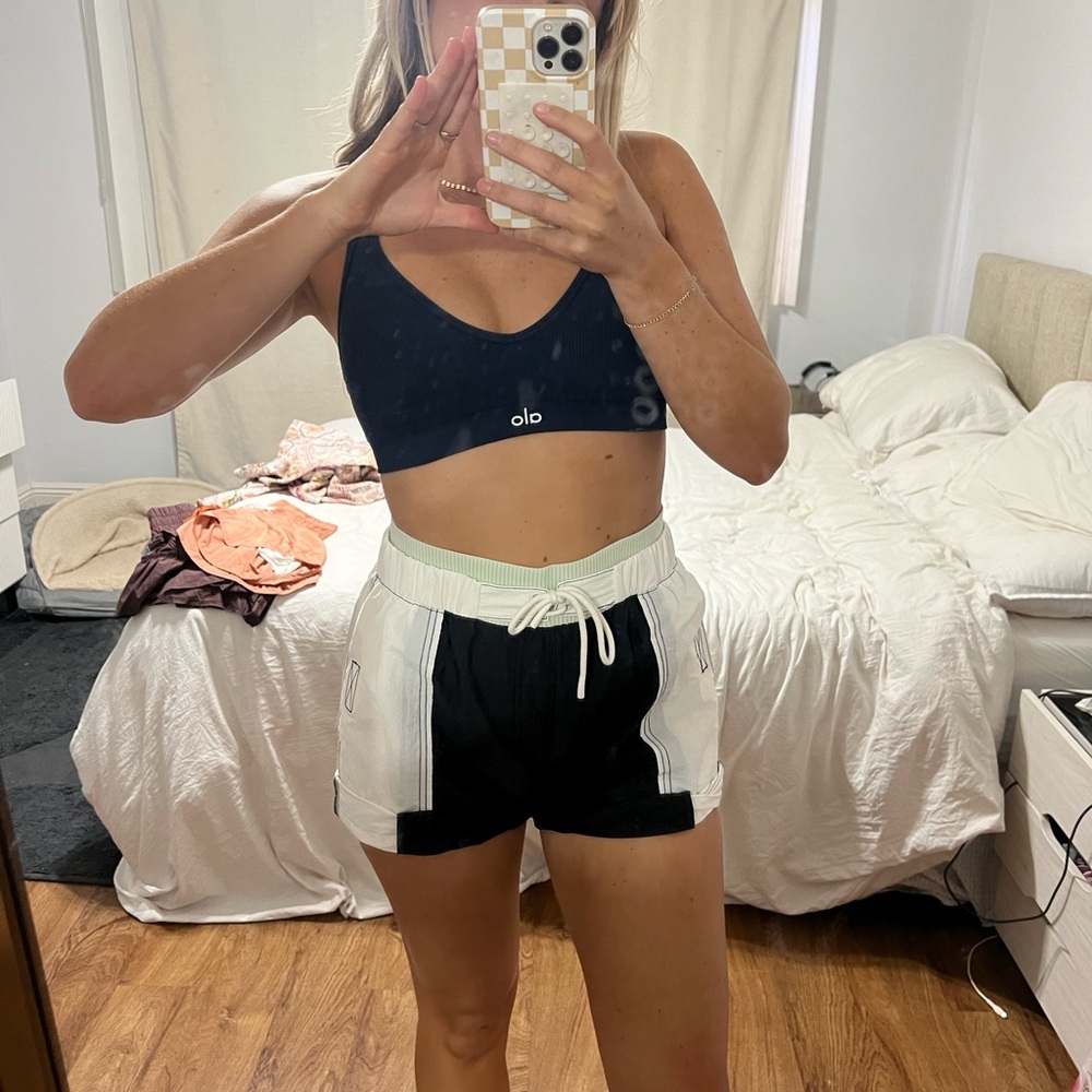 FREE PEOPLE movement shorts - Picture 4 of 16